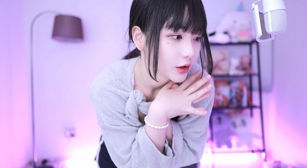 史莱姆钻进胡桃的肚子变大
