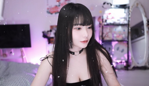 婀娜少女羞岁月无忧愁云裳