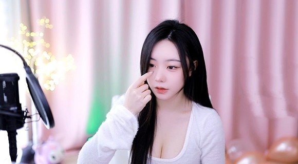 史莱姆钻进胡桃的肚子变大