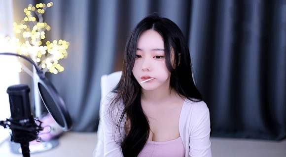 PS5上新啦!今年的媒体宠儿《精华液一区二区区别》正式发售,索尼为它制作了一档豪华真人宣传片,背景音乐用上了皇后乐队和大卫·鲍伊的经典歌曲《Under Pressure》的混音版